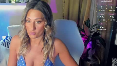 Snapshot of sarahholly chatting on May 24, 4:34 pm Divine Sarah NONUDE model online show from May 24, 4:34 pm