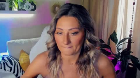 Snapshot of sarahholly chatting on May 31, 9:16 am Divine Sarah NONUDE model online show from May 31, 9:16 am