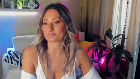 Snapshot of sarahholly chatting on June 4, 7:58 am Divine Sarah NONUDE model online show from June 4, 7:58 am