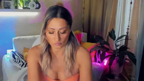 Snapshot of sarahholly chatting on June 5, 3:07 pm Divine Sarah NONUDE model online show from June 5, 3:07 pm
