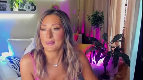 Snapshot of sarahholly chatting on June 30, 7:09 am Divine Sarah NONUDE model online show from June 30, 7:09 am