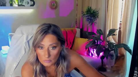 Snapshot of sarahholly chatting on July 10, 8:50 am Divine Sarah NONUDE model online show from July 10, 8:50 am
