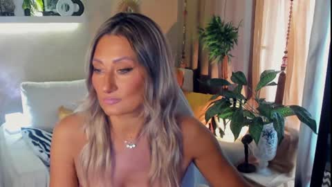 Snapshot of sarahholly chatting on July 13, 8:06 am Divine Sarah NONUDE model online show from July 13, 8:06 am