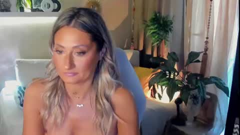 Snapshot of sarahholly chatting on July 14, 2:01 pm Divine Sarah NONUDE model online show from July 14, 2:01 pm