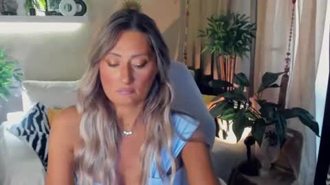 Snapshot of sarahholly chatting on July 22, 3:15 pm Divine Sarah NONUDE model online show from July 22, 3:15 pm