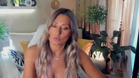 Snapshot of sarahholly chatting on July 24, 1:53 pm Divine Sarah NONUDE model online show from July 24, 1:53 pm