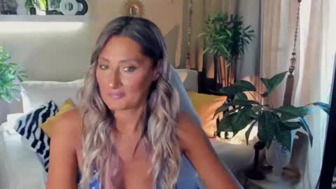 Snapshot of sarahholly chatting on July 26, 2:35 pm Divine Sarah NONUDE model online show from July 26, 2:35 pm