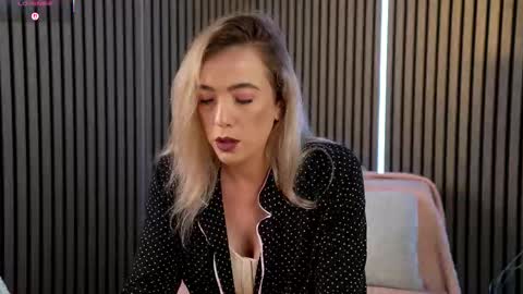 Sarahjadore online show from February 12, 7:09 pm