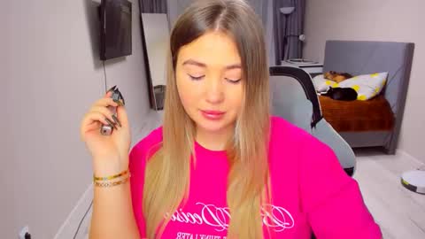 Snapshot of sarahmils chatting on February 4, 2:45 pm Sarah online show from February 4, 2:45 pm