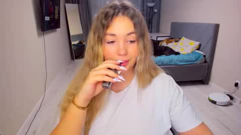 Snapshot of sarahmils chatting on February 12, 3:07 pm Sarah online show from February 12, 3:07 pm