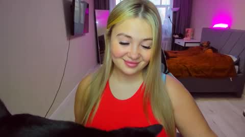 Sarah online show from April 14, 1:06 pm