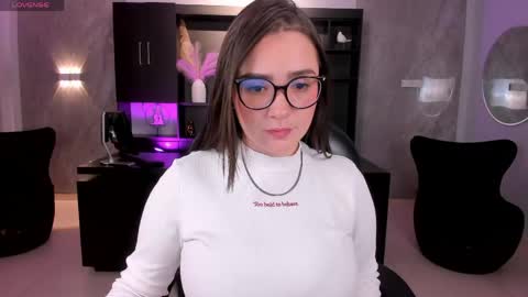Snapshot of sarahrhodes_ chatting on May 5, 11:51 am Sarah Rhodes online show from May 5, 11:51 am