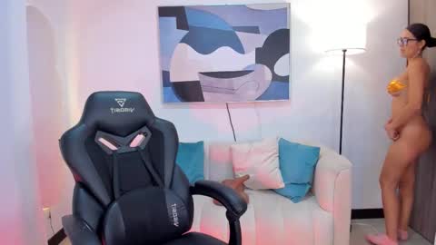 I am Sara  online show from October 11, 10:30 pm