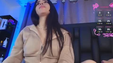 Snapshot of sararoy_ chatting on June 1, 8:10 pm Sara online show from June 1, 8:10 pm