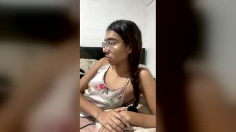 Snapshot of sarasaenz999 chatting on April 21, 11:29 pm sarasaenz999 online show from April 21, 11:29 pm