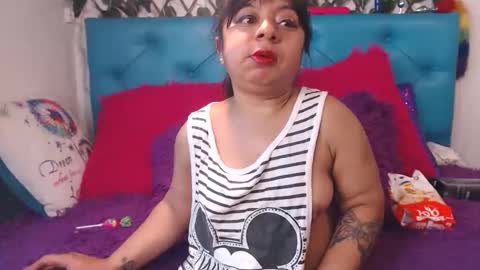 Snapshot of sarawiills chatting on May 6, 7:19 pm Sara Wills online show from May 6, 7:19 pm