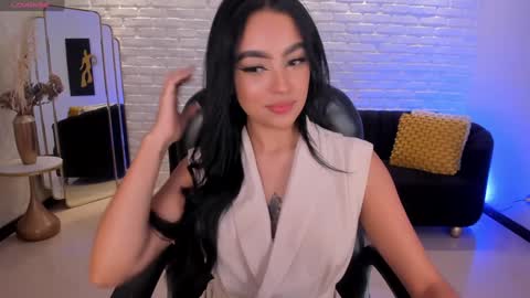 Snapshot of sarawinstone_ chatting on December 8, 11:03 am Sara Winstone online show from December 8, 11:03 am