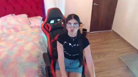Snapshot of saray_honey1 chatting on April 8, 6:52 pm saray online show from April 8, 6:52 pm