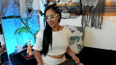 Snapshot of saritalove_ chatting on October 17, 2:15 am Sara online show from October 17, 2:15 am