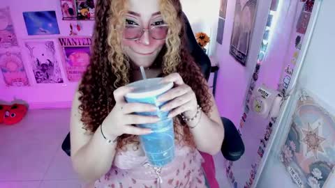 Snapshot of sashaa_love chatting on June 5, 1:34 am Tattie online show from June 5, 1:34 am