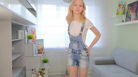 Snapshot of sashablonde_ chatting on April 5, 5:15 am Sasha online show from April 5, 5:15 am