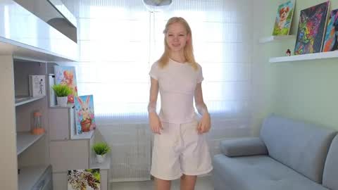 Snapshot of sashablonde_ chatting on April 11, 5:12 am Sasha online show from April 11, 5:12 am