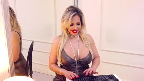 Snapshot of sashavaughn chatting on December 28, 4:19 am Sasha online show from December 28, 4:19 am