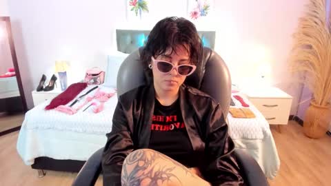 saskia_vellour online show from March 4, 7:20 pm