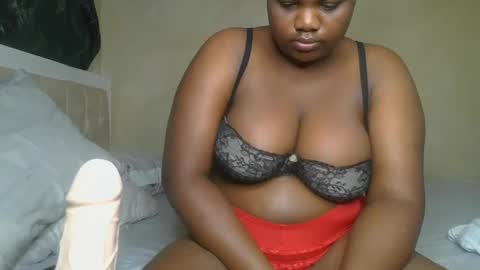 Snapshot of sassie_bee chatting on December 9, 1:51 am sassie_bee online show from December 9, 1:51 am