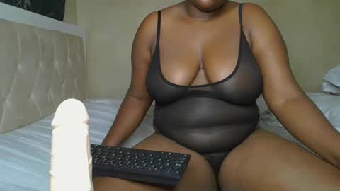Snapshot of sassie_bee chatting on January 20, 10:59 pm sassie_bee online show from January 20, 10:59 pm