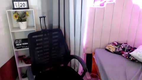 Snapshot of sassy_kimmyy chatting on April 23, 12:29 pm sassy_kimmyy online show from April 23, 12:29 pm