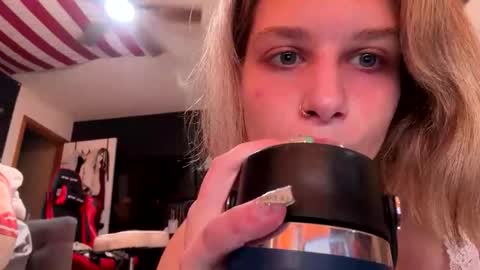 Snapshot of sassysquirtsmmm chatting on May 3, 11:11 pm sassysquirtsmmm online show from May 3, 11:11 pm