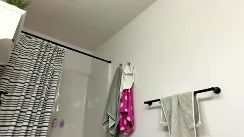 Snapshot of sassysquirtsmmm chatting on May 19, 7:20 pm sassysquirtsmmm online show from May 19, 7:20 pm
