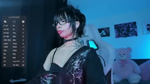 Snapshot of satanbabee_ chatting on April 21, 2:51 am im expecting 300 thumbs up on my altar online show from April 21, 2:51 am