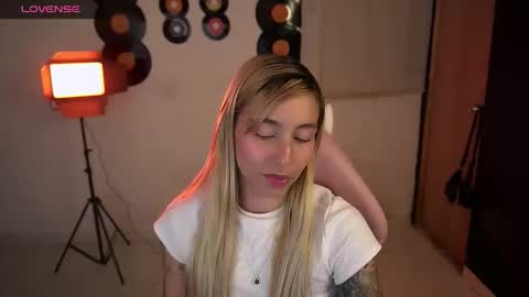 I AM JENN  online show from April 11, 3:44 am