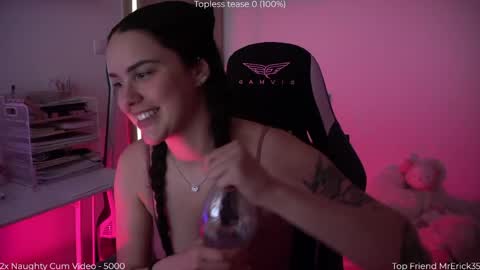 Snapshot of savvage_play chatting on May 7, 10:53 am Naomi online show from May 7, 10:53 am