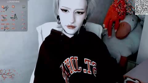 pronoun she. name Mary. age 21. online show from November 13, 4:50 pm