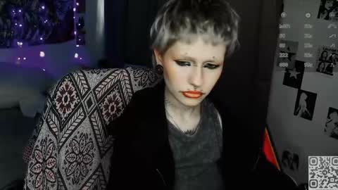 Snapshot of say_mary chatting on April 17, 8:06 am pronoun she. name Mary. age 21. online show from April 17, 8:06 am