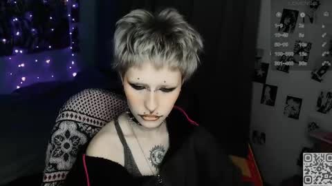 Snapshot of say_mary chatting on April 22, 9:49 pm pronoun she. name Mary. age 21. online show from April 22, 9:49 pm