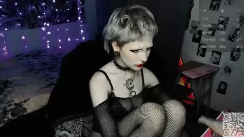 Snapshot of say_mary chatting on April 25, 9:45 pm pronoun she. name Mary. age 21. online show from April 25, 9:45 pm