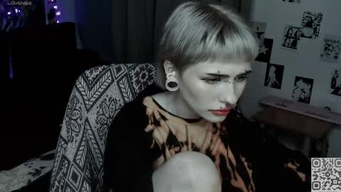 Snapshot of say_mary chatting on May 5, 10:51 pm pronoun she. name Mary. age 21. online show from May 5, 10:51 pm
