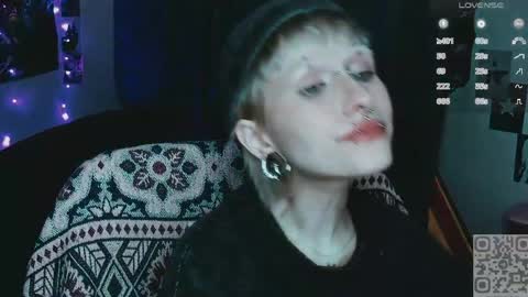 Snapshot of say_mary chatting on May 9, 9:53 pm pronoun she. name Mary. age 21. online show from May 9, 9:53 pm