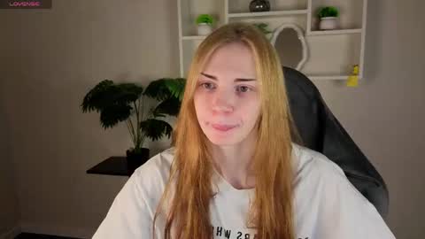 Snapshot of sayl0r_moon chatting on May 3, 9:26 am Kira GMT 7 Mon Thu-Sun 0800am-0200pm online show from May 3, 9:26 am