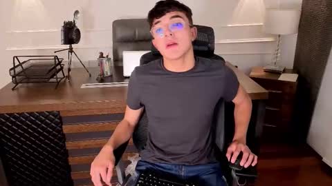 Snapshot of sayronvg chatting on November 13, 8:19 pm Sayron online show from November 13, 8:19 pm