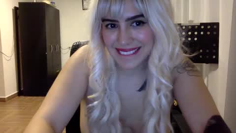 Snapshot of scarlet_whisper chatting on January 11, 4:27 am scarlet whisper online show from January 11, 4:27 am