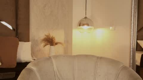 Snapshot of scarleth_lux_ chatting on April 29, 5:44 am Scarleth online show from April 29, 5:44 am