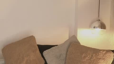 Snapshot of scarleth_lux_ chatting on May 17, 6:11 am Scarleth online show from May 17, 6:11 am