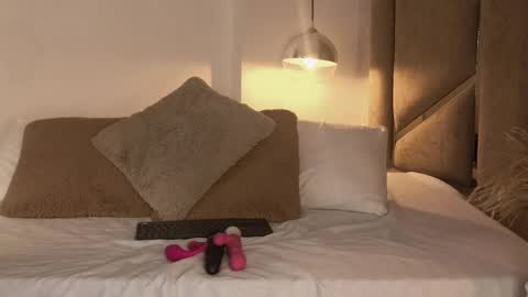 Snapshot of scarleth_lux_ chatting on May 19, 1:44 am Scarleth online show from May 19, 1:44 am
