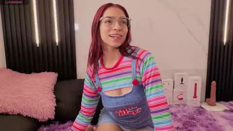 Snapshot of scarleth_red_ chatting on October 18, 12:17 pm I am Scarleth Check mi profile online show from October 18, 12:17 pm