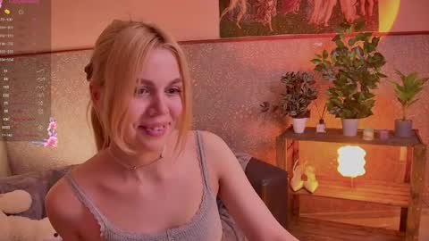 Snapshot of scarletmarney chatting on May 13, 3:20 pm scarletmarney online show from May 13, 3:20 pm